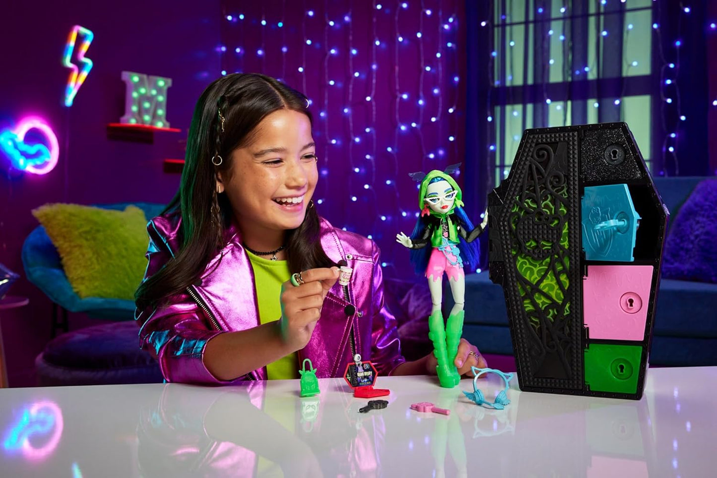 Monster High Boneca e conjunto de moda, boneca Ghoulia Yelps, Skulltimate Secrets: Neon Frights, armário de vestir com mais de 19 surpresas, HNF81