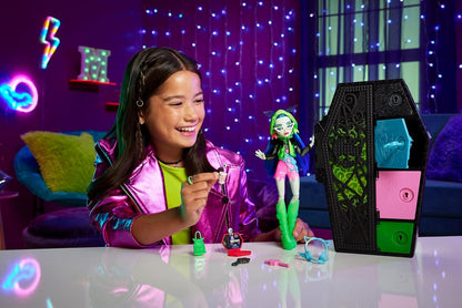 Monster High Boneca e conjunto de moda, boneca Ghoulia Yelps, Skulltimate Secrets: Neon Frights, armário de vestir com mais de 19 surpresas, HNF81