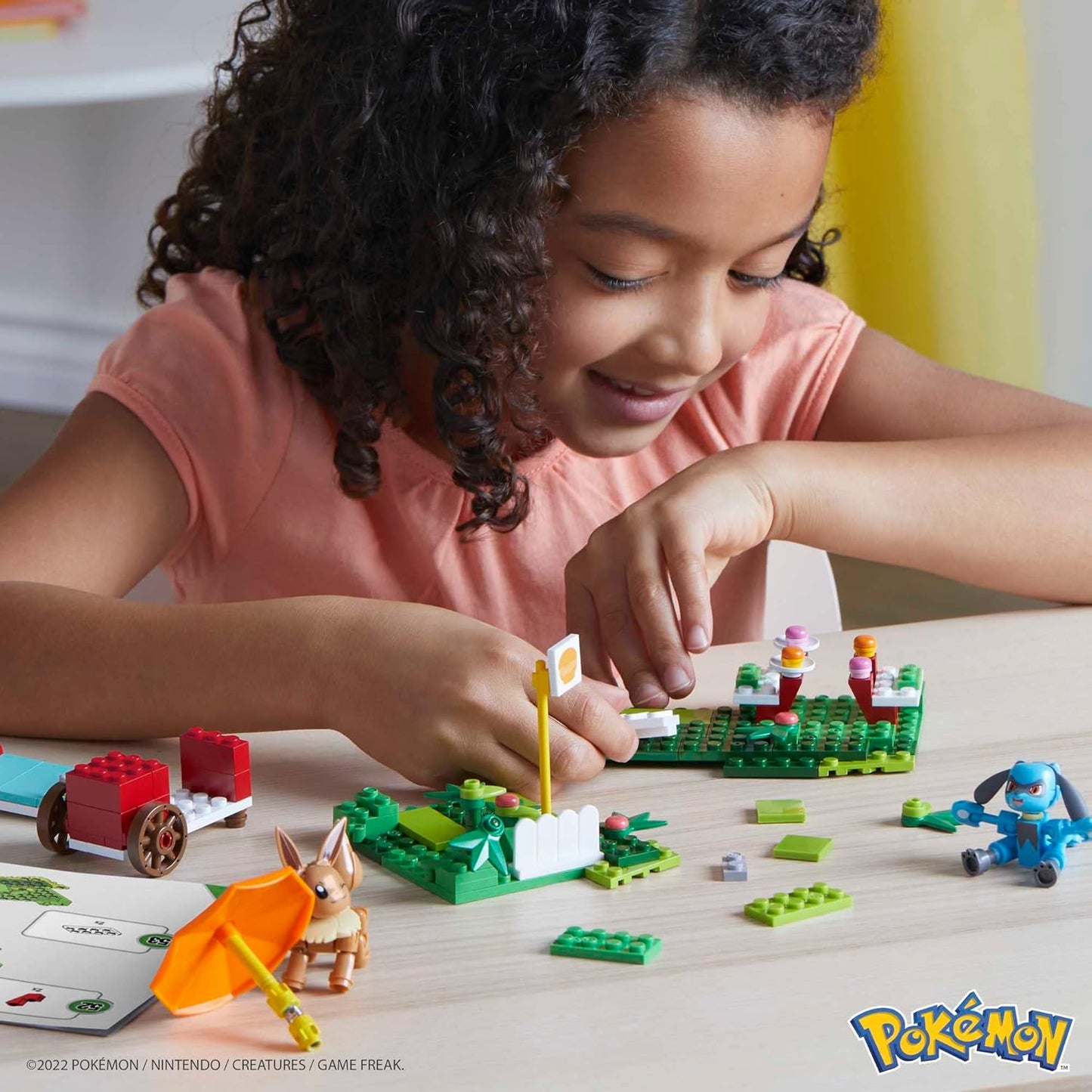 MEGA Conjunto de construção de brinquedo Pokémon Adventure Builder Picnic, figuras de Eevee e Riolu, 193 tijolos e peças, conjunto de presente para meninos e meninas, a partir de 7 anos, HDL80