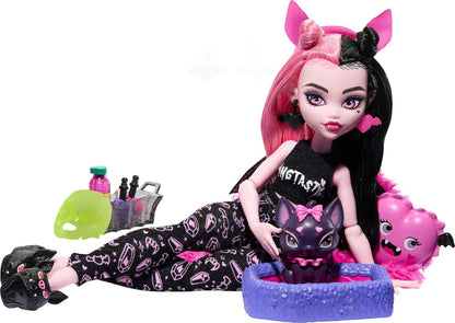 Muñeca Monster High y Accesorios para Fiesta de Pijamas, Draculaura Pet Bat Count Fabulous Doll, Creepover Party, HKY66