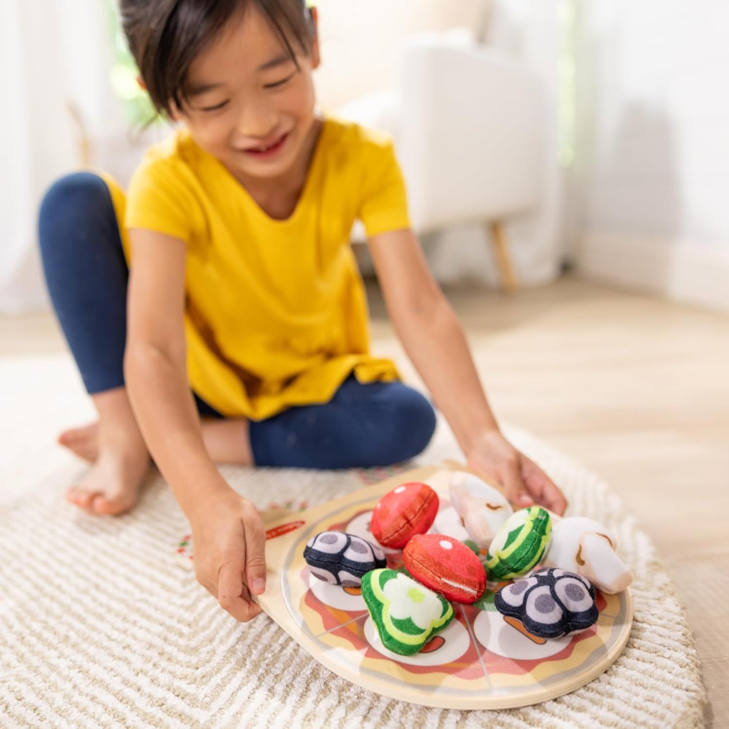 Melissa e Doug Jogos de lançamento de cobertura de pizza dupla face de madeira para 1 ou 2 jogadores | Jogo de alvo do saco de feijão, bingo, jogo da velha