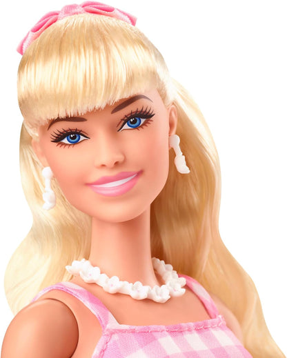 Barbie Boneco Ken colecionável do filme vestindo um grande casaco de pele falsa e colete preto com franjas e bandana, HRF31