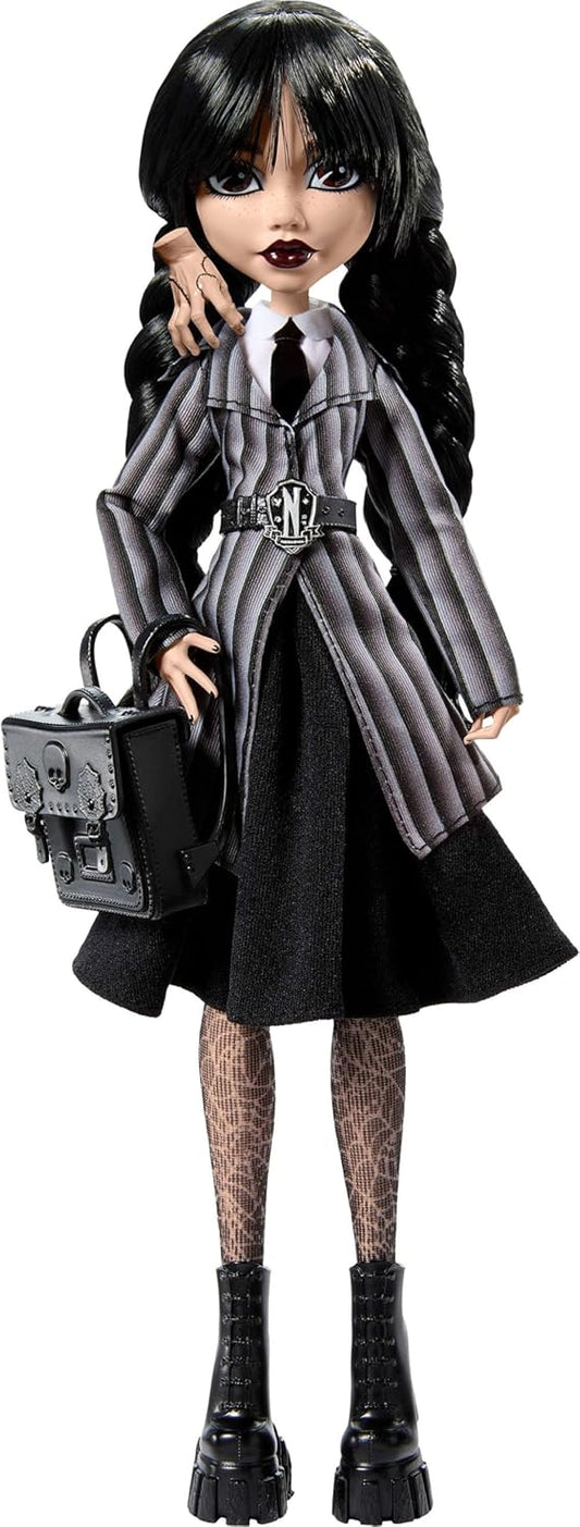 Monster High Boneca e acessórios Wednesday, Wednesday Addams colecionáveis em uniforme da Nevermore Academy com coisa e mochila, carrinho de boneca, HXJ04