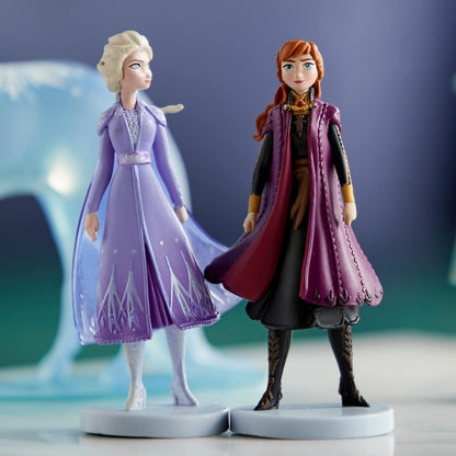 Disney Store Playset oficial de estatuetas Frozen 2 Deluxe, 9 peças. Conjunto, inclui Anna e Elsa em seus trajes de viagem, Rainha Anna, Elsa, a Rainha da Neve, Mathias, Nokk, Sven, Olaf e Kristoff, para maiores de 3 anos