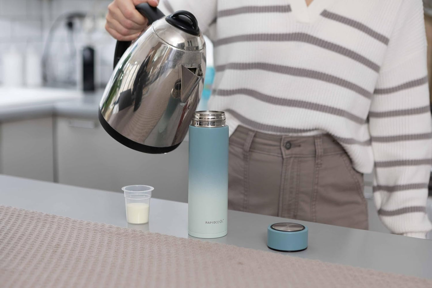 Fabricante de botellas portátil RapidCool de dos tonos de edición limitada Nuby: prepare la fórmula perfecta en 2 minutos | Incluye 1 Rapid Cool, 1 dispensador de polvo y 1 botella (azul)