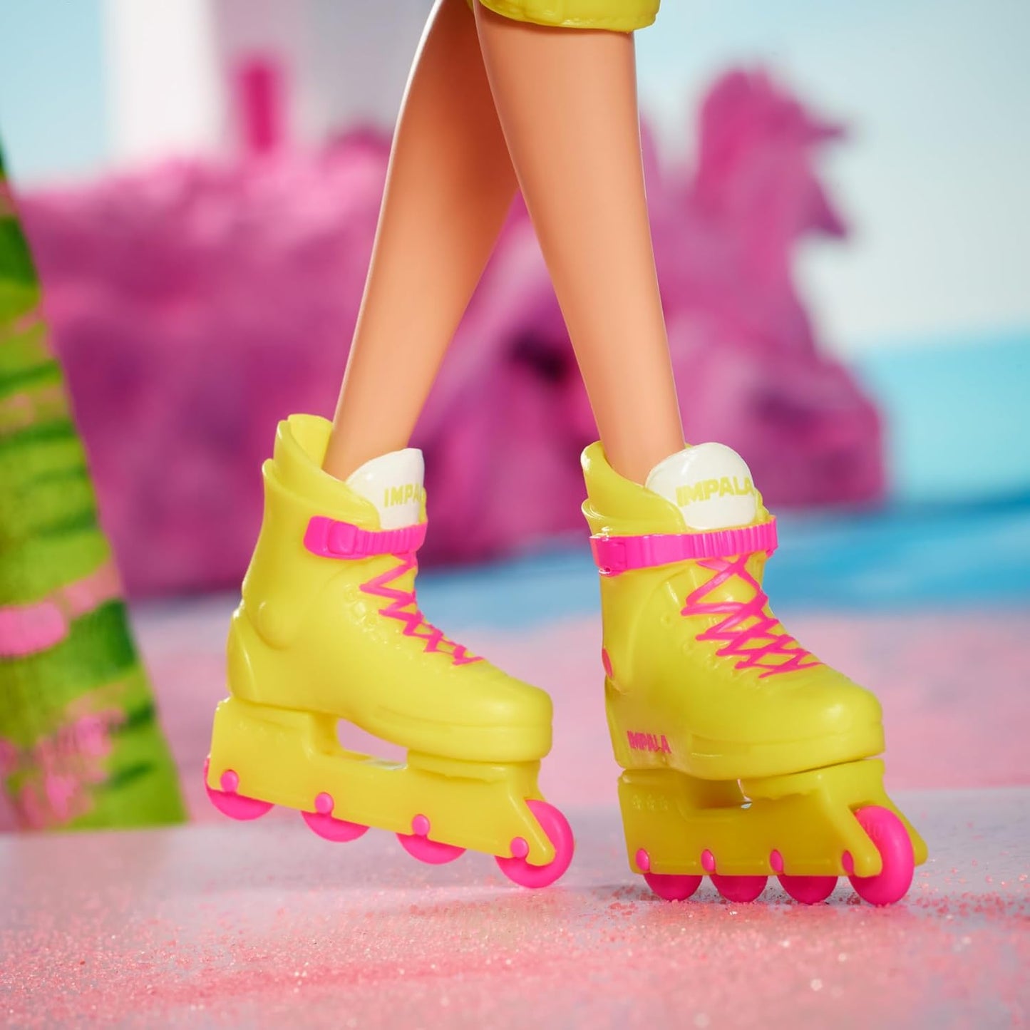 Barbie O FILME, Margot Robbie como boneca Barbie, traje de patinação inLine, visual icônico do filme, equipamento de skate neonx, HR 04