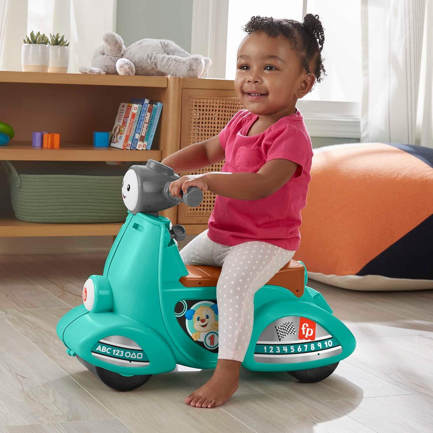 Fisher-Price Scooter de brinquedo para crianças da com conteúdo educacional de estágios inteligentes para brincadeiras de simulação, versão em vários idiomas, rir e aprender,