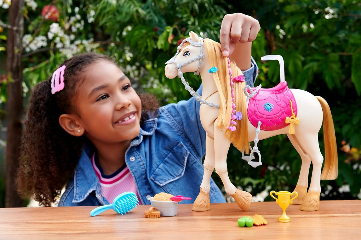 Barbie Cavalo de brinquedo com sons, música e acessórios, inspirado em Barbie The Great Horse Chase, cavalo se move, dança e pisca os olhos, HXJ42