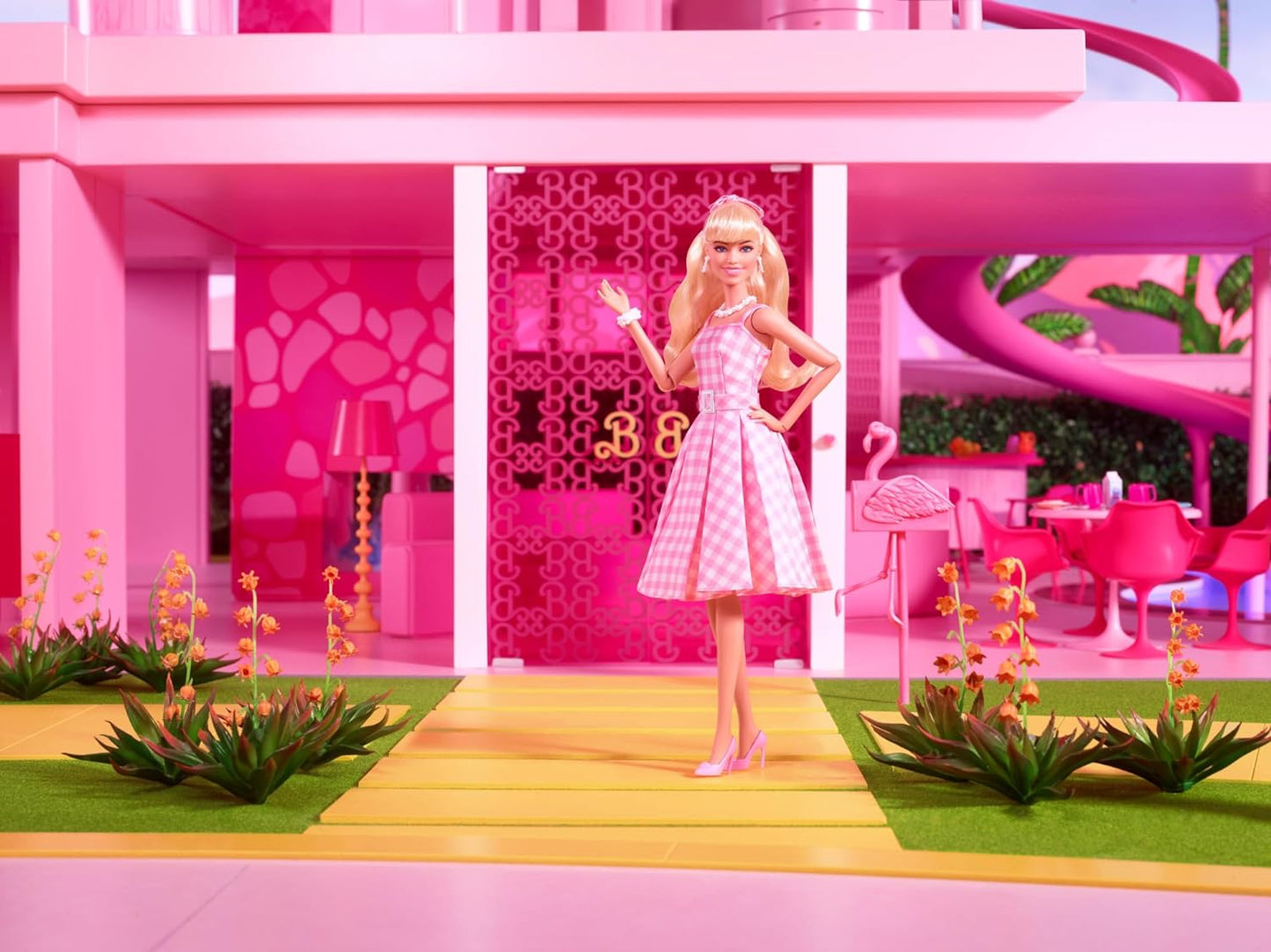 Barbie Boneco Ken colecionável do filme vestindo um grande casaco de pele falsa e colete preto com franjas e bandana, HRF31