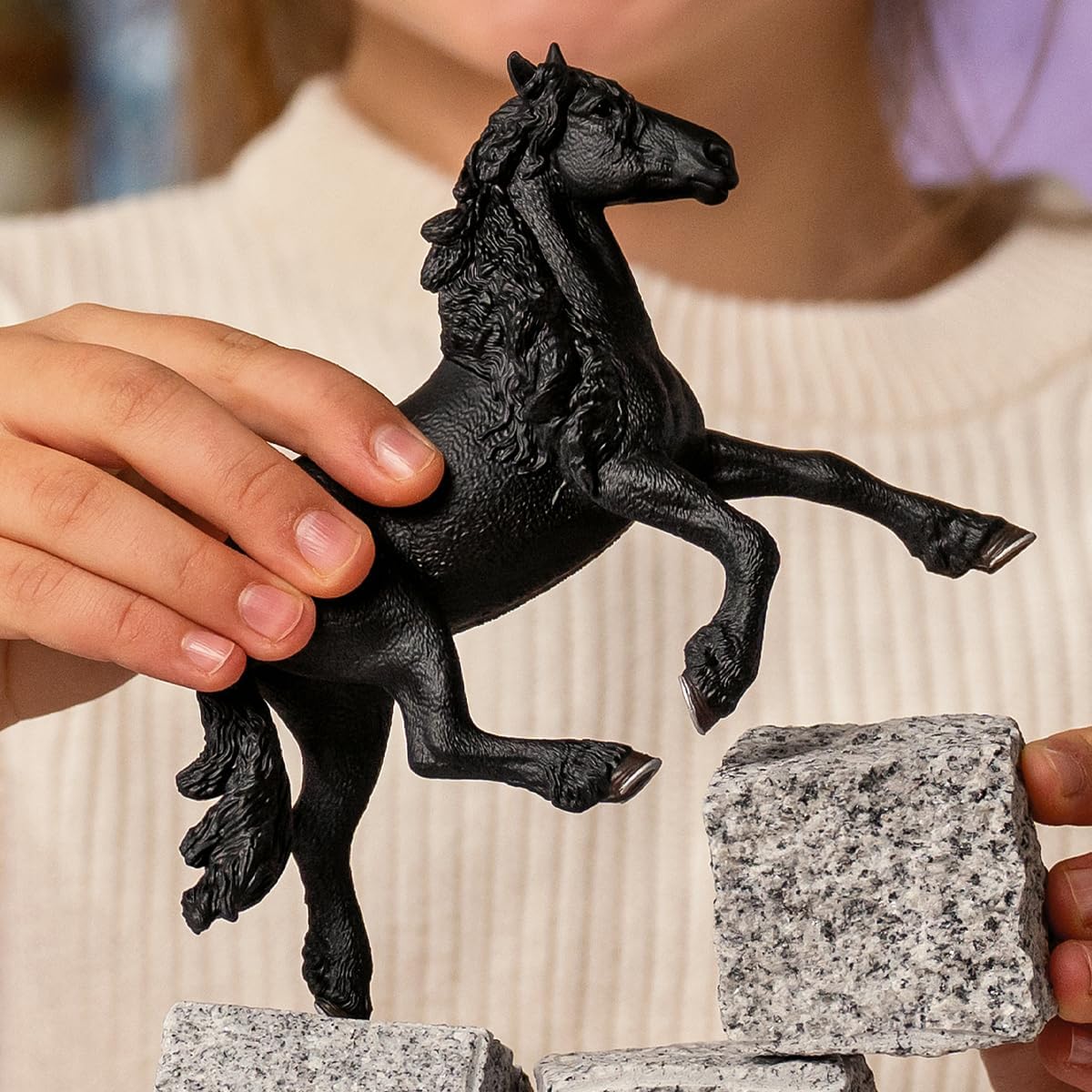 Schleich 13975 HORSE CLUB Estatueta de garanhão frísio para maiores de 5 anos, preta