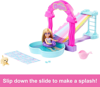 Barbie Chelsea Rainbow Juego de tobogán acuático con muñeca, perro y accesorios, vierte agua en el arco para que "llueve", HTK39