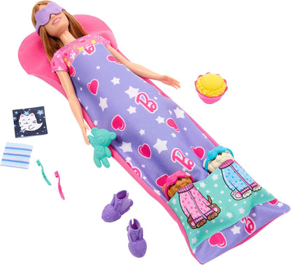 Muñeca Barbie y juego con 2 muñecas de perro de juguete y más de 10 accesorios, fiesta de pijamas para cachorros con función de cambio de color, saco de dormir, antifaz y más, HXN01