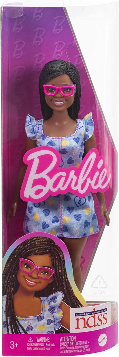 Barbie Fashionistas Doll #229, Boneca com Síndrome de Down usando vestido com estampa de coração, criada em parceria com a National Down Syndrome Society, HYK14