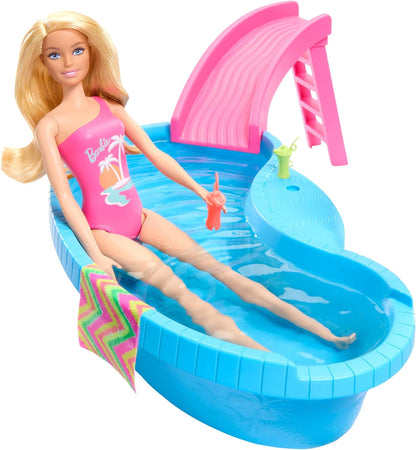 Conjunto de piscina y muñeca Barbie, rubia en traje de baño de una pieza rosa tropical con piscina, tobogán, toalla y accesorios para bebidas, HRJ74