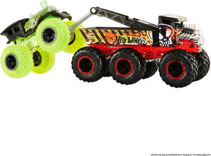 Hot Wheels Monster Trucks Big Rigs, caminhão de brinquedo em escala 1:64 com 6 rodas, transportar ou rebocar outros veículos (os estilos podem variar), HWN86