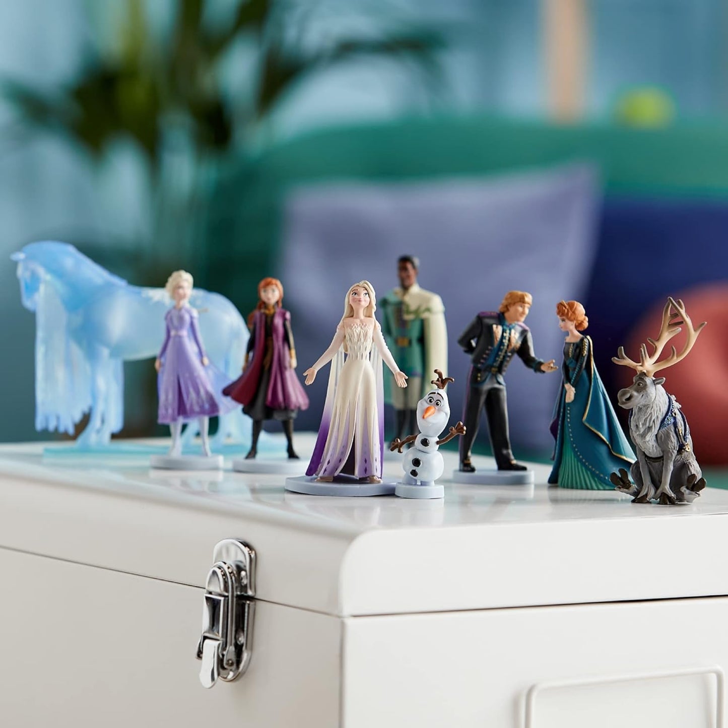 Disney Store Playset oficial de estatuetas Frozen 2 Deluxe, 9 peças. Conjunto, inclui Anna e Elsa em seus trajes de viagem, Rainha Anna, Elsa, a Rainha da Neve, Mathias, Nokk, Sven, Olaf e Kristoff, para maiores de 3 anos