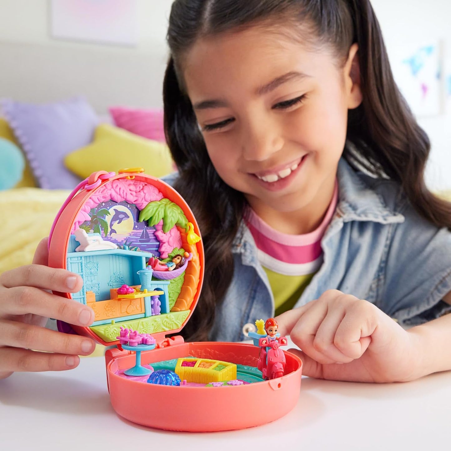 Polly Pocket Dolls e Playset, Adventure Moped Compact, brinquedo de viagem com 2 micro bonecas e acessórios para animais de estimação, animais e veículos