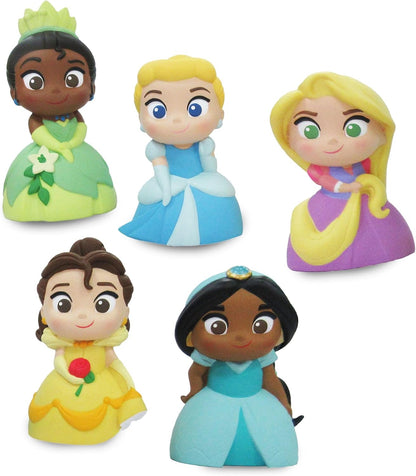 Disney Store Juego de juguetes de baño oficial de princesas Disney, juego de 5 piezas, incluye Rapunzel, Bella, Cenicienta, Tiana y Princesa Jasmine, juguetes de baño con cubo de almacenamiento, apto para 6 meses en adelante