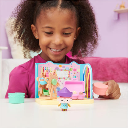 Gabby’s Dollhouse, Sala Baby Box Craft-A-Riffic com figura de gato Baby Box, acessórios, entregas de móveis e casas de bonecas, brinquedos infantis para maiores de 3 anos