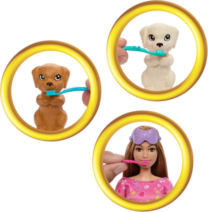 Muñeca Barbie y juego con 2 muñecas de perro de juguete y más de 10 accesorios, fiesta de pijamas para cachorros con función de cambio de color, saco de dormir, antifaz y más, HXN01