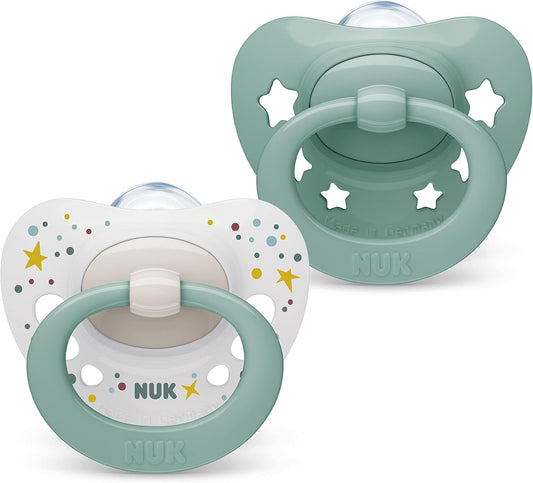 NUK Chupeta de bebê com assinatura | 0-6 meses | Acalma 95% dos bebês | Chupetas de silicone sem BPA em formato de coração | Inclui estojo | Estrelas Verdes | 2 contagem