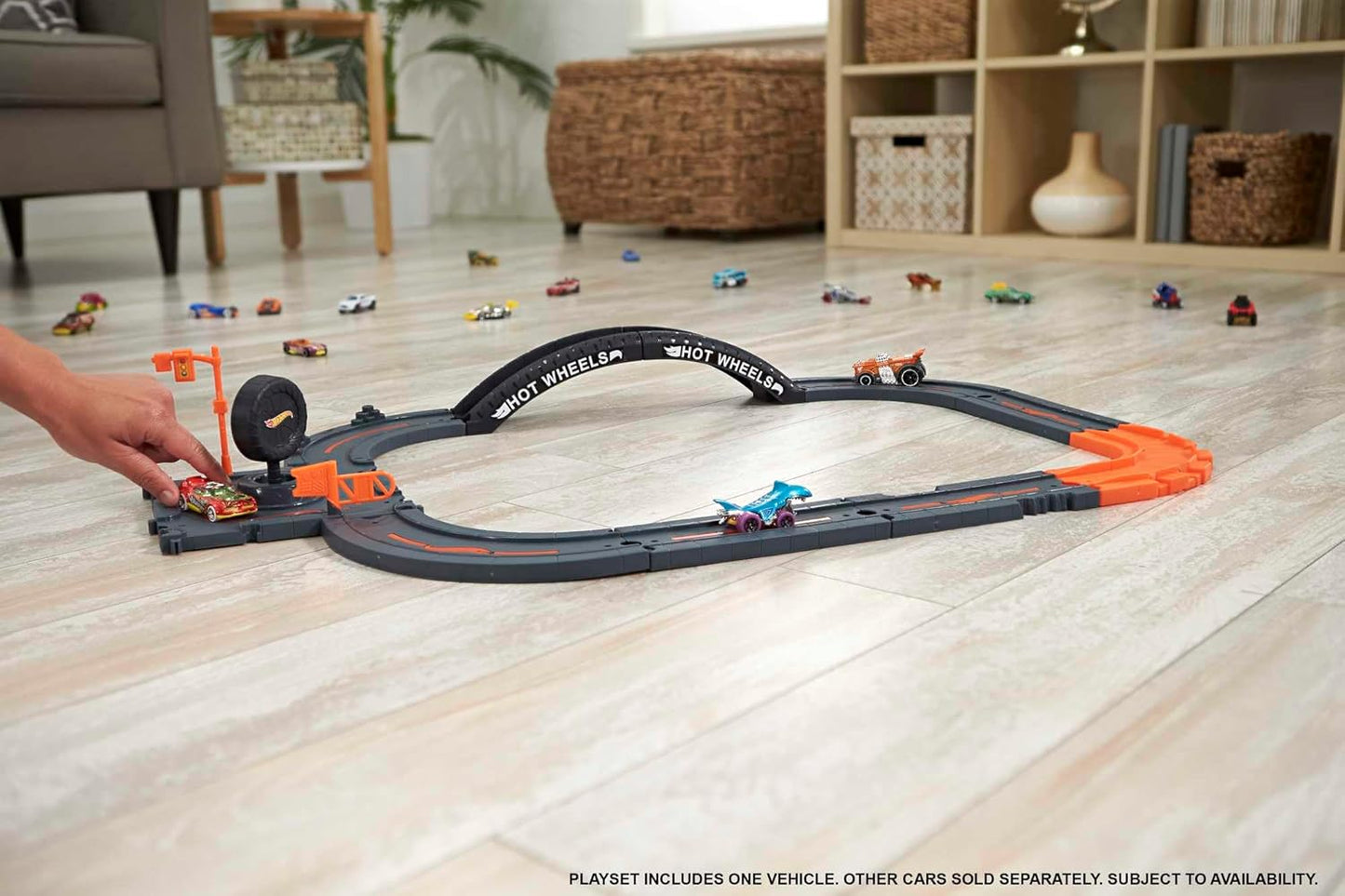 Hot Wheels Pacote de pistas City, conjunto de 10 peças inclui base de pista e várias peças de pista para construir uma paisagem urbana, com 1 carro Hot Wheels, conecta-se a outros conjuntos, presente para crianças de 4 anos ou mais,