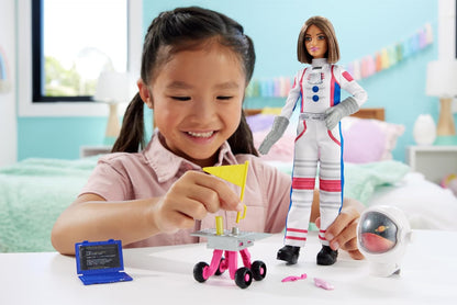 Barbie Boneca do 65º aniversário e 10 acessórios, conjunto de astronauta com boneca morena, rover rolante, capacete espacial com escudo giratório e muito mais, HRG45