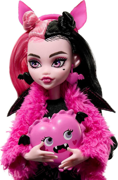 Muñeca Monster High y Accesorios para Fiesta de Pijamas, Draculaura Pet Bat Count Fabulous Doll, Creepover Party, HKY66