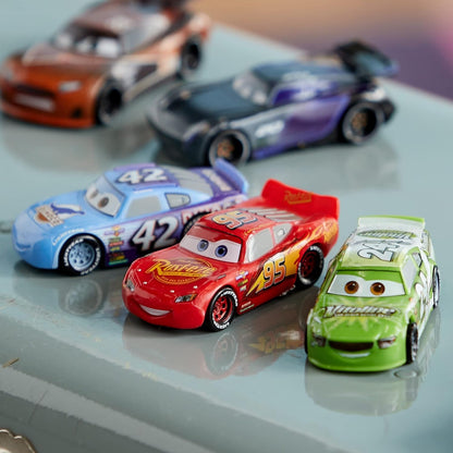 Disney Store Playset oficial Pixar Cars Deluxe, 9 unidades, figuras detalhadas de carros, incluindo Lightning McQueen, Jackson Storm e muito mais, brinquedos com arte colorida de personagens, adequados para maiores de 3 anos