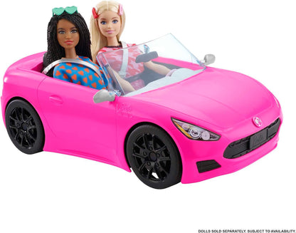 Barbie Veículo conversível de 2 lugares, carro rosa com rodas giratórias e detalhes realistas e boneca e acessórios, conjunto de viagem “Malibu”