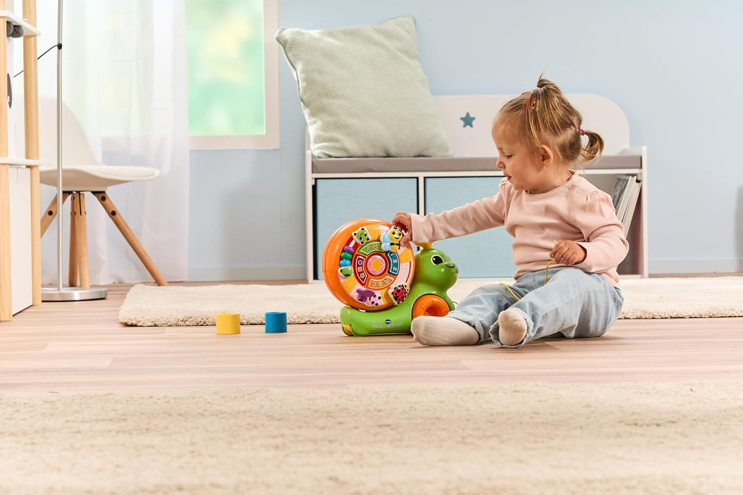 VTech  Baby Spinning Activity Snail, 4 botões iluminados ensinam letras, números, formas e cores, quadro de atividades com materiais manipuláveis e classificador de formas, brinquedo interativo para 12, 24 meses +, versão em inglês