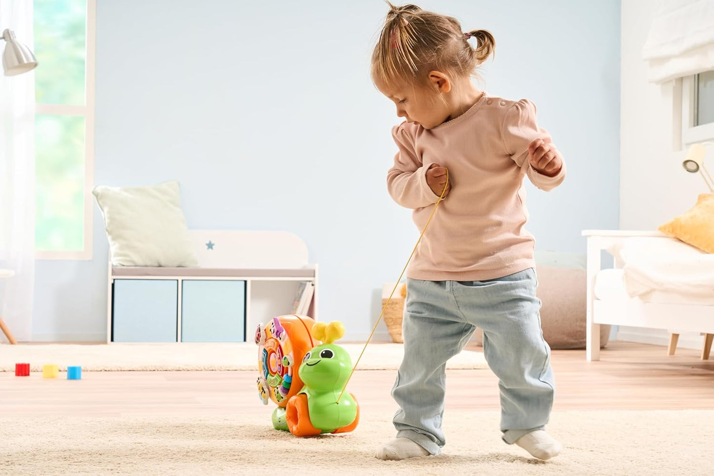 VTech  Baby Spinning Activity Snail, 4 botões iluminados ensinam letras, números, formas e cores, quadro de atividades com materiais manipuláveis e classificador de formas, brinquedo interativo para 12, 24 meses +, versão em inglês