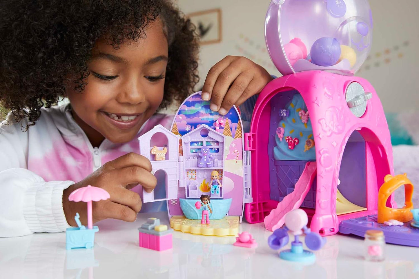 Polly Pocket Gumball Bear Playset, 4 espaços para brincar, 32 peças para brincar: 2 bonecas, chicletes não comestíveis e recurso de chicletes recarregáveis, 4 anos ou mais