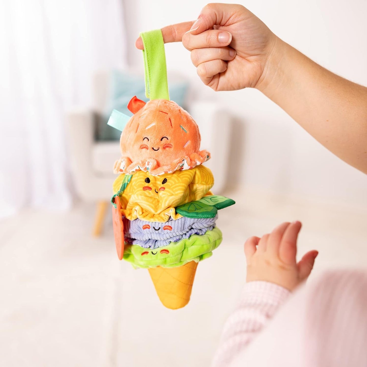 Melissa & Doug Brinquedo infantil Ice Cream Take-Along com som e vibração - Brinquedos de desenvolvimento inicial e atividades - Macio