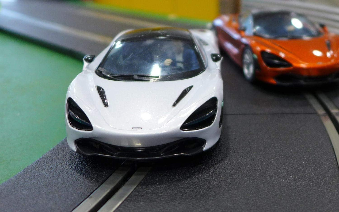 Scalextric C3982 McLaren 720S, branco glaciar