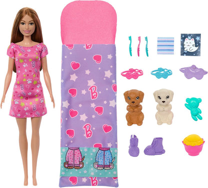 Muñeca Barbie y juego con 2 muñecas de perro de juguete y más de 10 accesorios, fiesta de pijamas para cachorros con función de cambio de color, saco de dormir, antifaz y más, HXN01