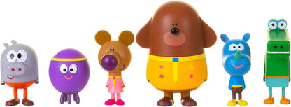 El juego de figuras de juguete Hey Duggee incluye a Duggee y sus ardillas. Juguetes perfectos para niños del programa de televisión CBeebies.