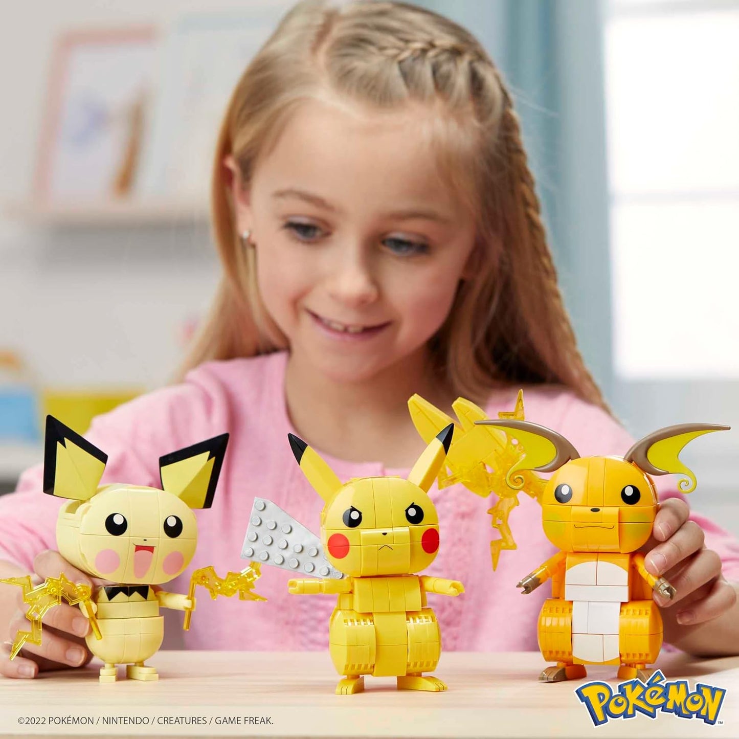 MEGA Conjunto de construção de brinquedos de figuras de ação Pokémon, Pikachu de 4 polegadas, Raichu e Pichu Build n Show Pikachu Evolution Trio com Poke Ball Pin