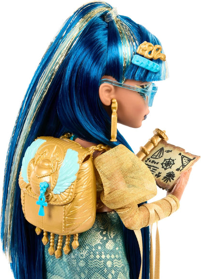 Monster High Boneca Cleo De Nile em blusa dourada e saia em camadas, inclui hissette de cobra de estimação e acessórios como mochila, lanche e pergaminho, HXH74