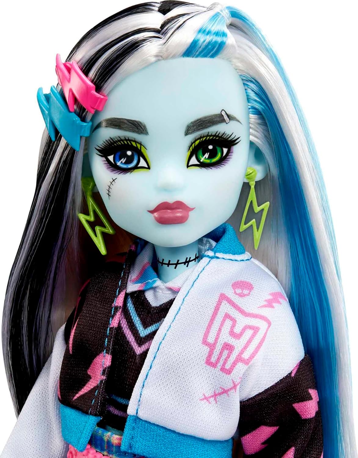 Monster High Boneca Frankie Stein, boneca Frankenstein moderna com cabelo preto e branco, brinquedo para cachorro Watzie e acessórios para bonecas, brinquedos para maiores de 4 anos, uma boneca, HHK53