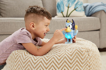 VTech Shake It Bluey, Personaje Oficial, Juguete Interactivo para Niños con Música, Sonidos y Frases de la Serie de TV, Regalo Educativo para Niños de 3, 4, 5 años en adelante, Versión en Inglés