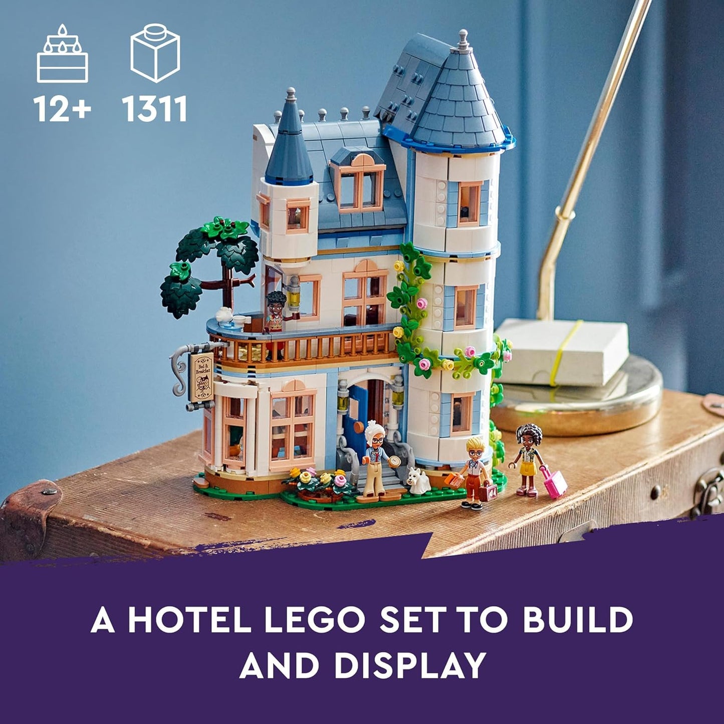 LEGO Friends Castle Bed and Breakfast Hotel Playset, brinquedo de construção para crianças de 12 anos ou mais, com 4 minibonecas, uma figura de cachorro e acessórios, ideia de presente para meninas, meninos e adolescentes 42638