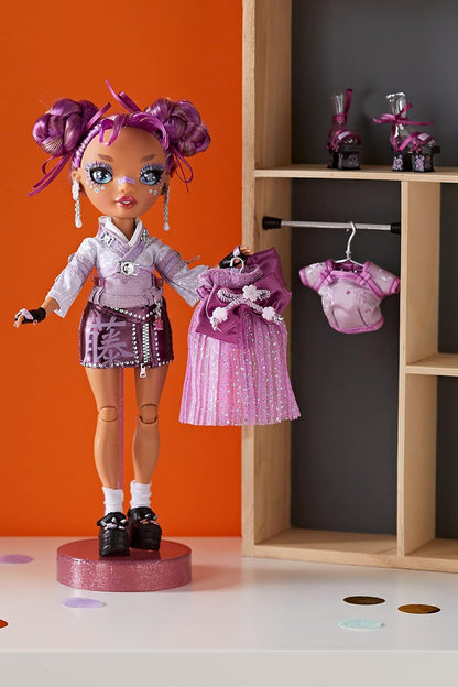 Rainbow High LILA YAMAMOTO – Boneca fashion roxa malva inclui 2 roupas de grife Mix & Match com acessórios – para crianças de 6 a 12 anos e colecionadores