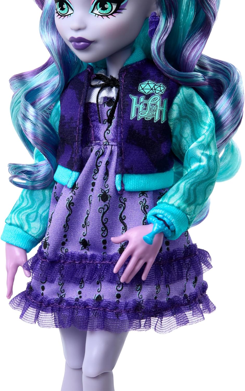 Monster High Conjunto de boneca e acessórios Fearbook Twyla com tema Game Club, incluindo jaqueta do time do colégio, anuário, jogo de tabuleiro e biscoitos