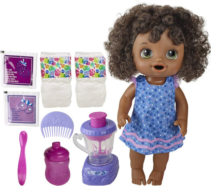 Baby Alive Magic Mixer Baby Doll Blueberry Blast con accesorios para licuadora, bebidas, mojados, comidas, juguete de pelo negro para niños de 3 años en adelante