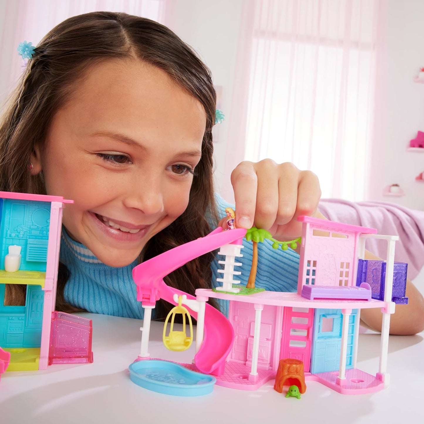 Barbie Mini BarbieLand Doll House Sets, Mini Dreamhouse com surpresa Boneca Barbie de 1,5 polegadas, Móveis e acessórios, Mais elevador e piscina, 4 anos ou mais, HYF45