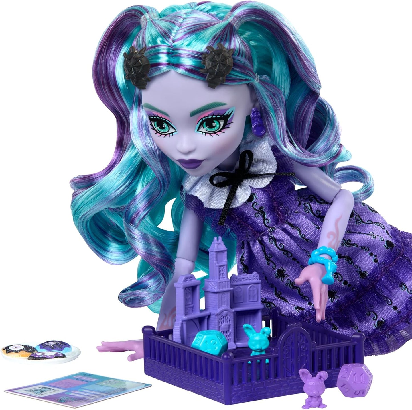 Monster High Conjunto de boneca e acessórios Fearbook Twyla com tema Game Club, incluindo jaqueta do time do colégio, anuário, jogo de tabuleiro e biscoitos