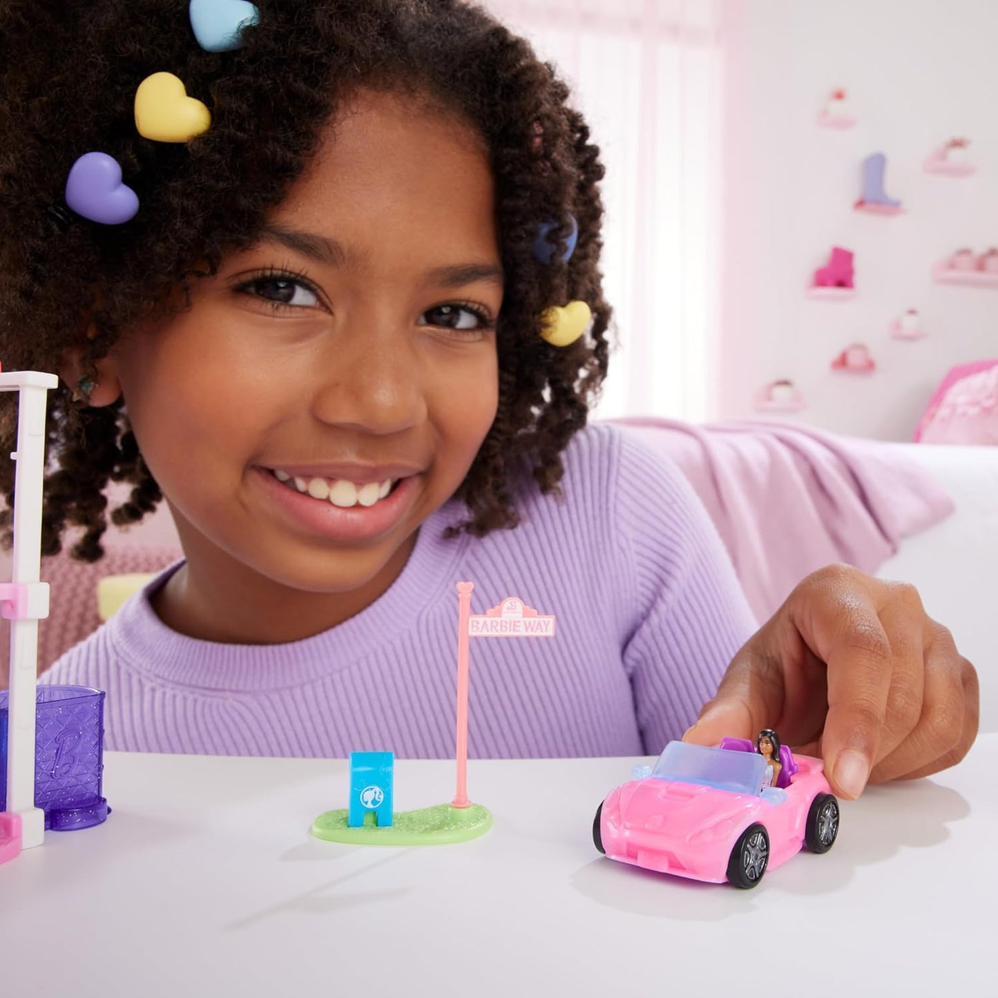 Barbie Mini BarbieLand Boneca e Conjunto de Veículo de Brinquedo, Boneca Barbie de 1,5 polegadas e Carro Conversível com Mudança de Cor, Mais Acessório de Placa de Rua, HYF42