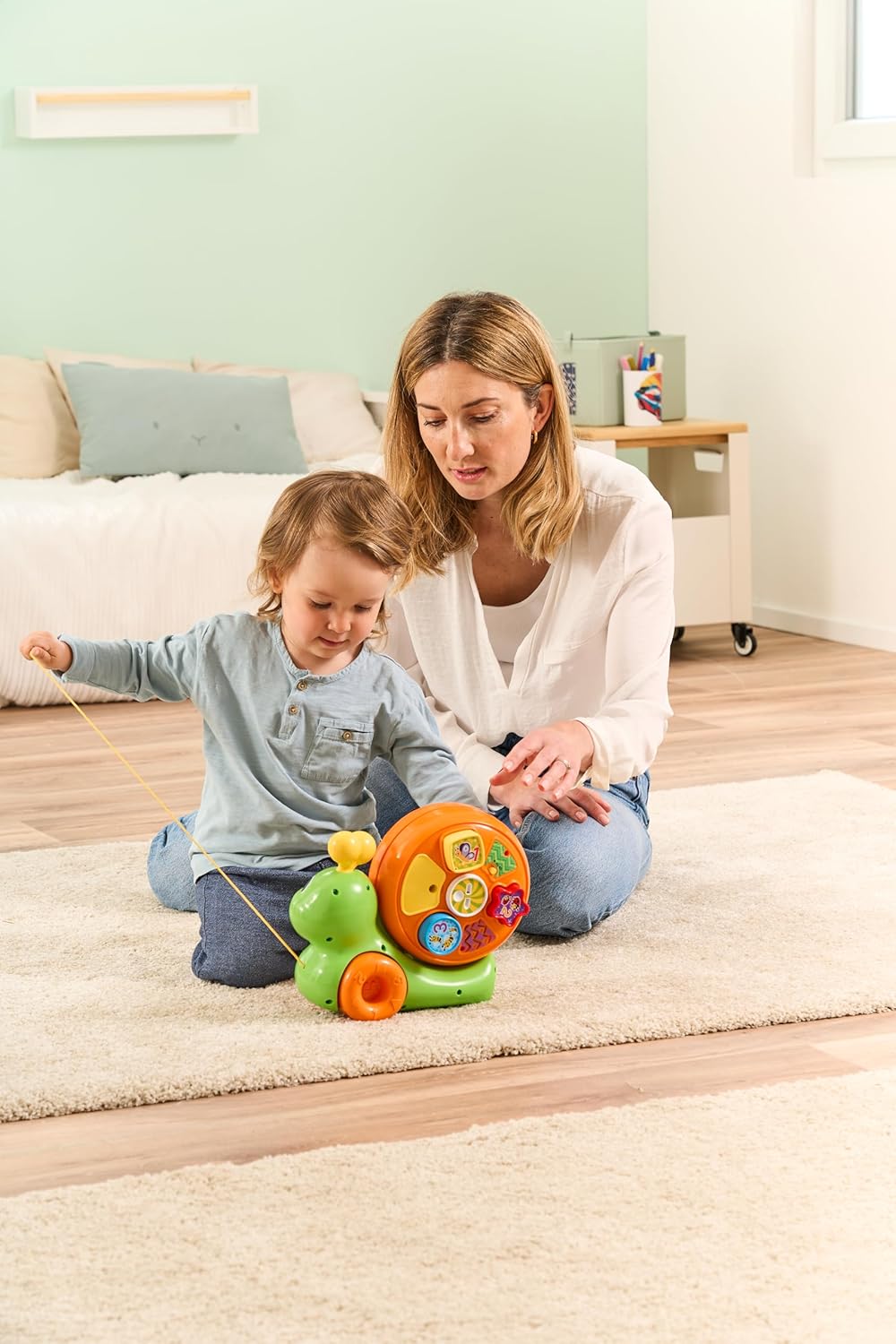 VTech  Baby Spinning Activity Snail, 4 botões iluminados ensinam letras, números, formas e cores, quadro de atividades com materiais manipuláveis e classificador de formas, brinquedo interativo para 12, 24 meses +, versão em inglês