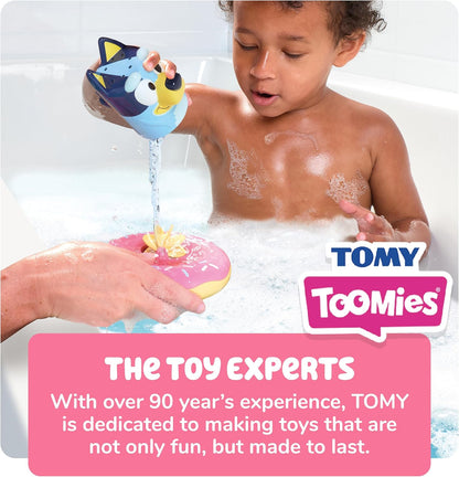 Toomies Bluey Splash and Float Bluey - Copo de despejar de brinquedo de banho com furos de chuveiro e anel de piscina de brinquedo de roda d'água - Brinquedos sensoriais de água - Bluey Toys oficialmente licenciados - Brinquedos de banho para bebês